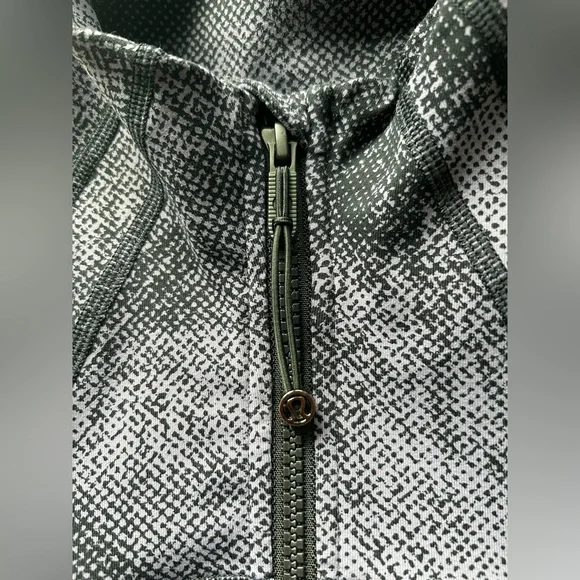 Lululemon Define Jacket size 8 like new - Picture 4 of 9